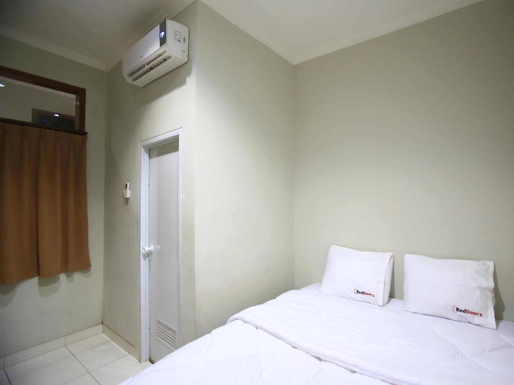 Reddoorz Karet Pedurenan Guest house