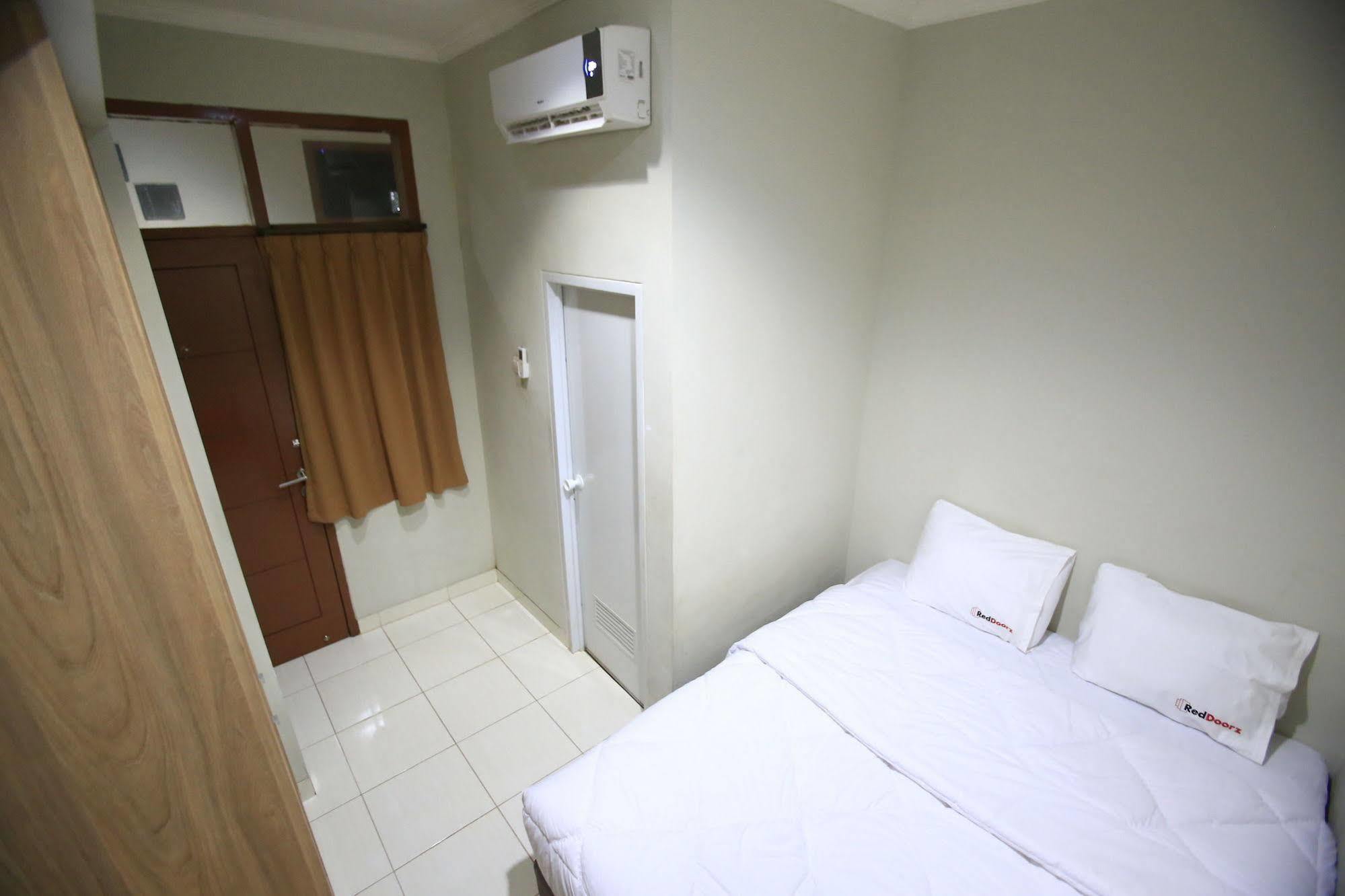 Guest house Reddoorz Karet Pedurenan 2*