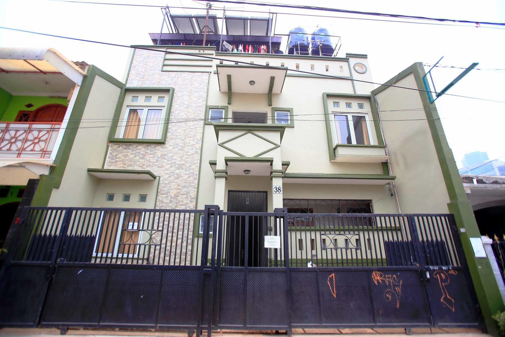 Reddoorz Karet Pedurenan 2*